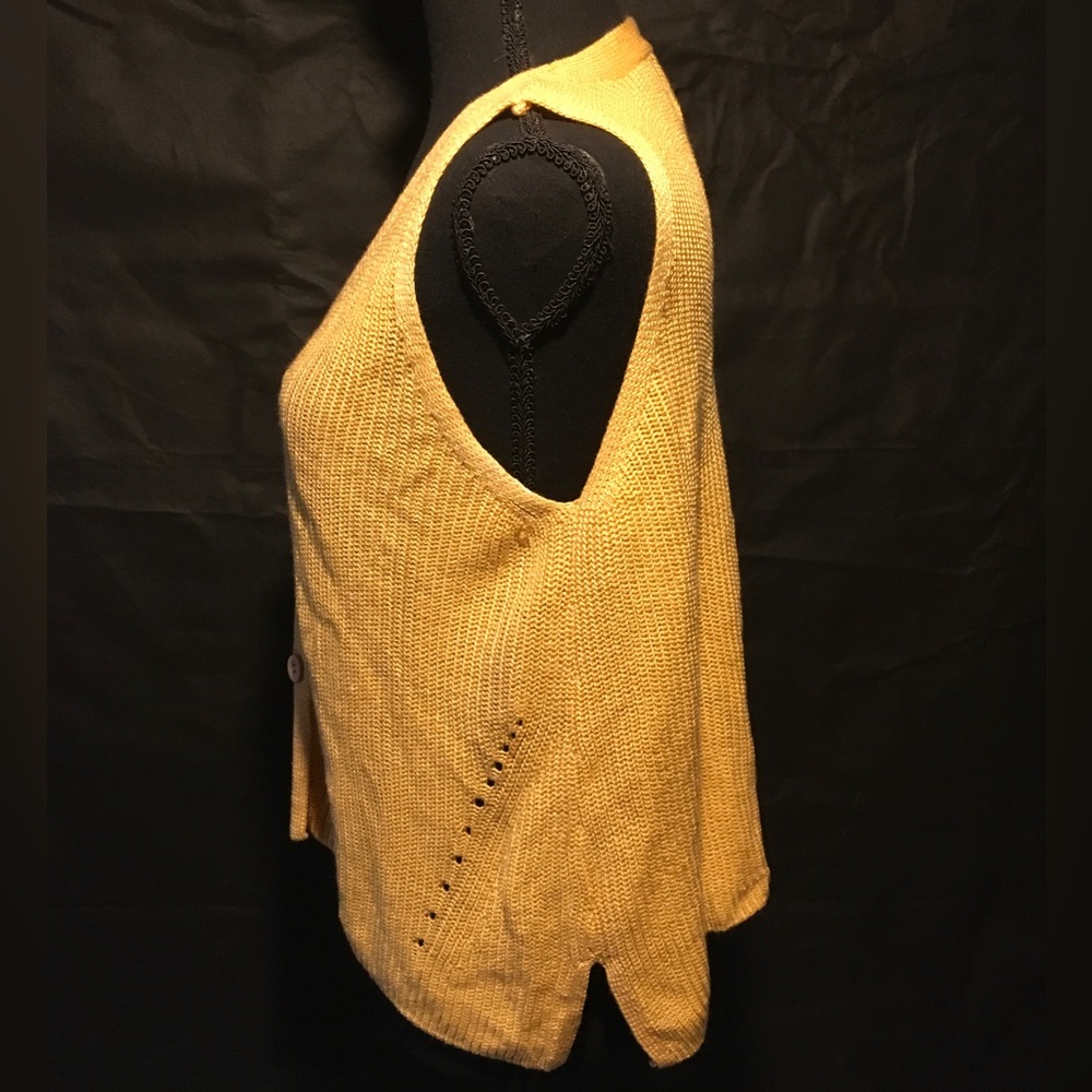Knit vest with wooden buttons - Picture 2 of 5